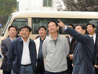 2011年集团公司董事长印建安陪同市委常委、市政法委书记丁健到陕鼓社区视察各项工作